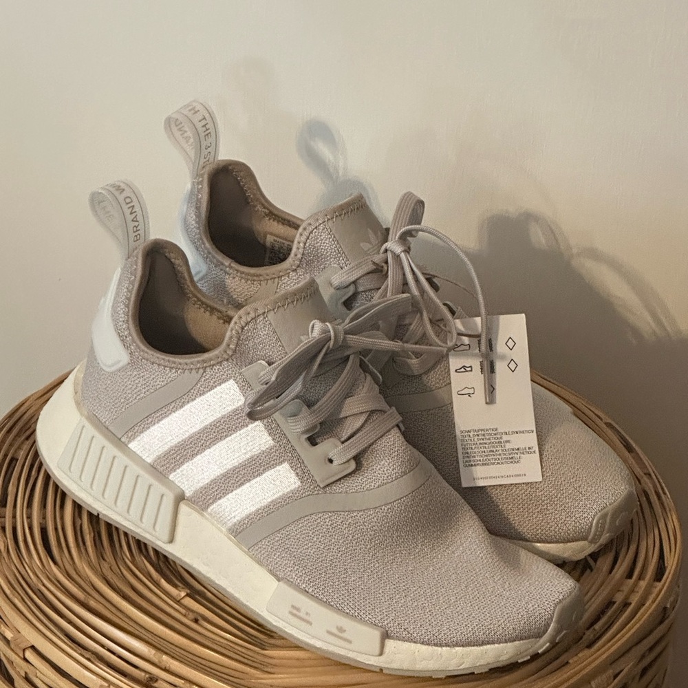 Adidas originals women’s Lace-Up running shoes new with tags neutral size 8